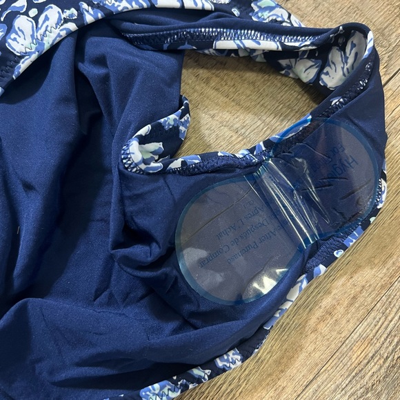 Vineyard vines one shoulder blue floral swimsuit - Picture 7 of 11